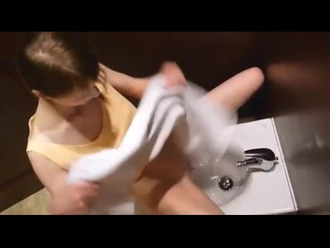 Junges, Sexhungriges Mädchen Masturbiert Sich Auf Einem Stuhl
